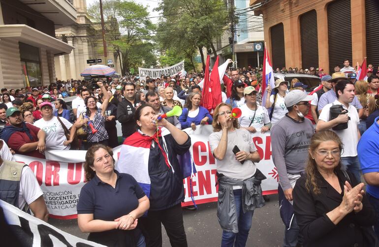 Docentes y funcionarios de la UNA marcharon hoy hasta el Ministerio de Economía, donde recibieron una promesa del Gobierno.