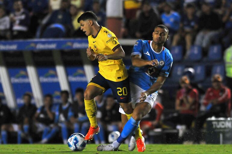 America's Richard Sanchez (L) fights for the ball with Cruz Azul's Georgios Giakoumakis (R)  during the Liga MX Apertura Tournament football match between Cruz Azul and America at Estadio de los Deportes stadium in Mexico city, Mexico, on  August 31, 2024. (Photo by Victor Cruz / AFP)