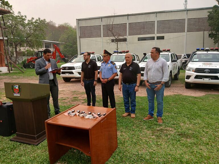 El viceministro Oscar Pereira, el gobernador Arturo Méndez y el director policial del departamento, comisario Ricardo Orue, durante la entrega de móviles.