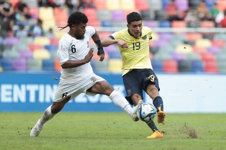 Kendry Páez (d) de Ecuador disputa el balón con Thomas Dunn de Fiyi, en un partido del grupo B de la Copa Mundial de Fútbol sub-20 entre Ecuador y Fiyi en el estadio Único de Ciudades en Santiago del Estero (Argentina). EFE/ Juan Ignacio Roncoroni