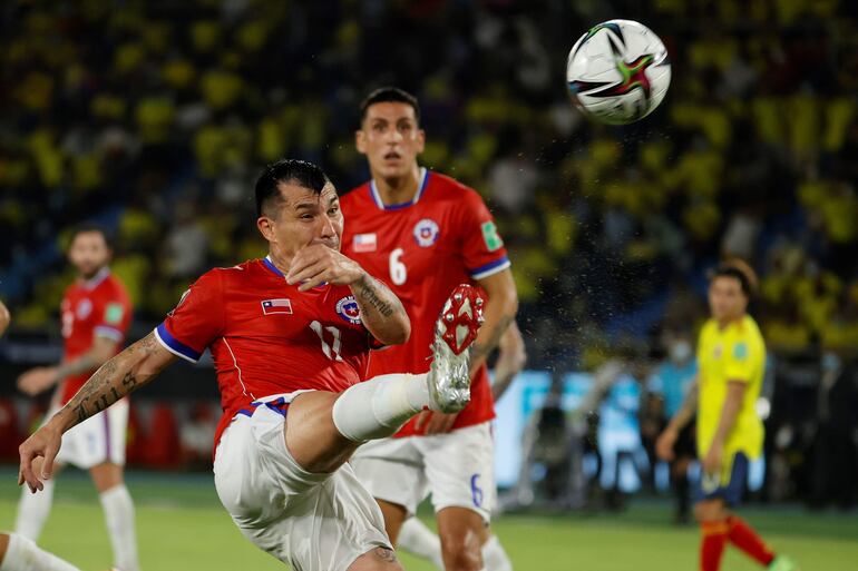 Gary Medel, jugador de Chile, patea un balón durante un partido ante Colombia por las Eliminatorias Sudamericanas al Mundial Qatar 2022, en el estadio Metropolitano, en Barranquilla, Colombia.