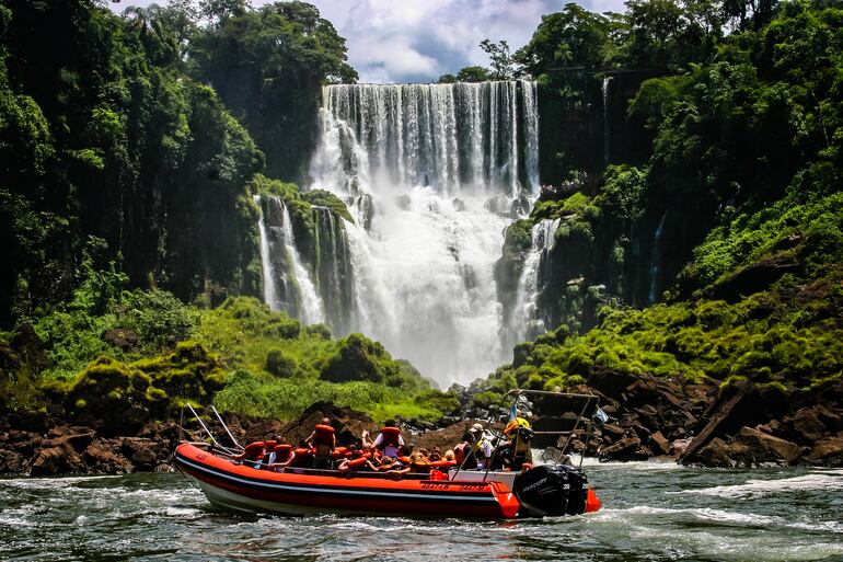 Paseo en bote para admirar las Cataratas del Iguazú, Foz de Iguazú, Brasil.