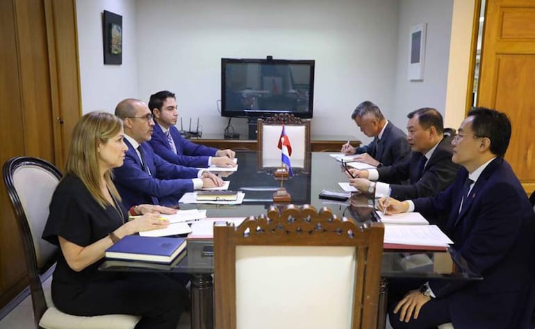 Aspecto de la reunión entre el viceministro de Relaciones Exteriores, Víctor Verdum, y el embajador de Taiwán, José Chih-chen Han, realizada el 26 de octubre del año pasado. Fotografía publicada por el MRE en su página web oficial.