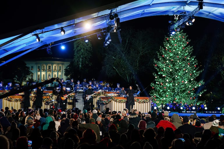 Personas se reúnen para asistir a la ceremonia de encendido del Árbol Nacional de Navidad en la Elipse, cerca de la Casa Blanca, en Washington