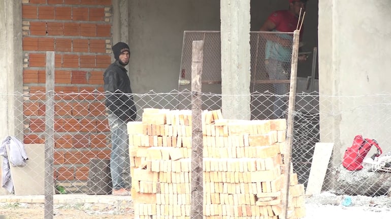 Obreros en plena construcción de los salones comerciales.