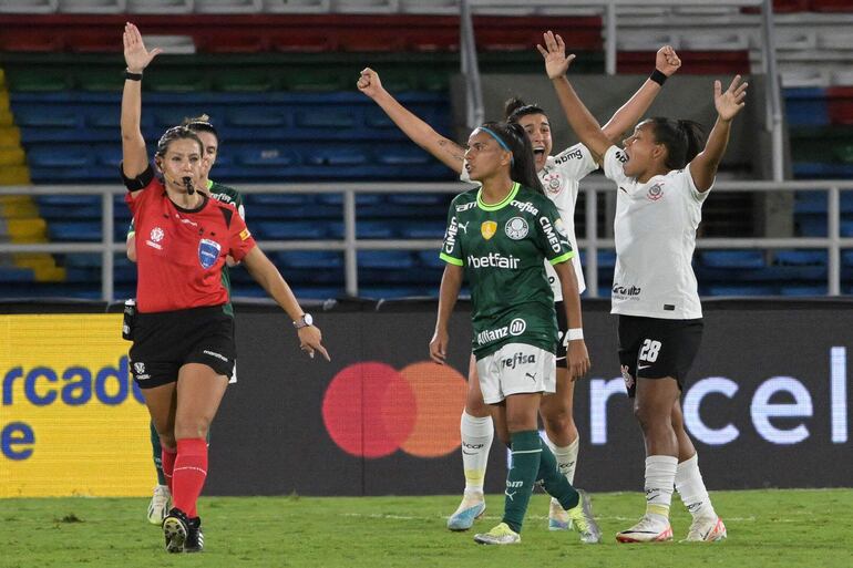 Zulma Quiñónez, árbitra paraguaya, marca la final del encuentro entre Corinthians y Palmeiras en el estadio Pascual Guerrero de Cali.