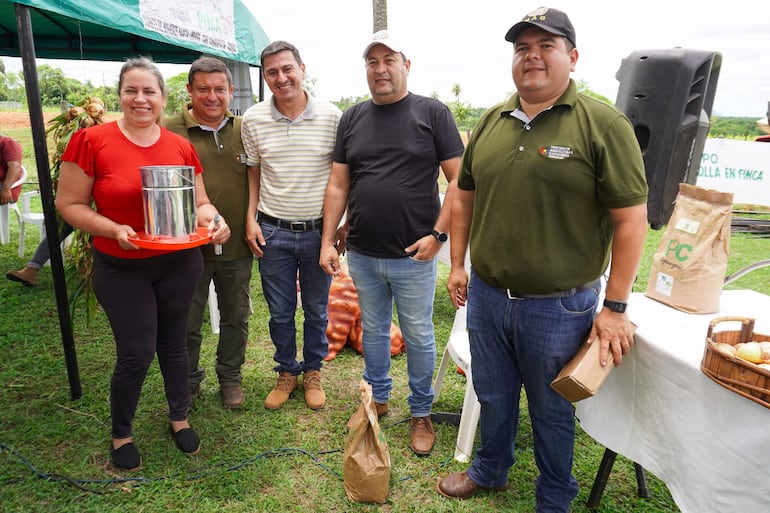 La productora Silvina Sosa, quien recibió un premio por su participación; el jefe de ALAT, Darío Espinoza; el concejal municipal Silvino Silva; el edil departamental Daniel Ortiz; y el gerente de CDA Ybycuí, licenciado Ariel Silva.