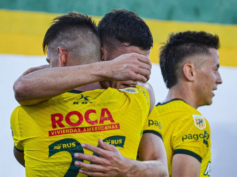 Los paraguayos Rodrigo Bogarín y Darío Cáceres, jugadores de Defensa y Justicia, celebran un gol en el partido frente a Estudiantes de La Plata por la Copa de la Liga Profesional de Argentina.