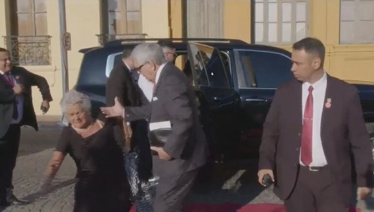 Ana María Palacios de Peña (77) cae al piso al llegar al Palacio de gobierno para participar del acto de asunción de su hijo, Santiago Peña, como presidente de la República.  de Peña