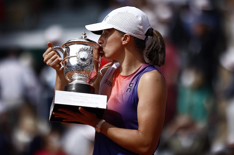 La polaca Iga Swiatek celebra con el trofeo de campeona la conquista del Roland Garros 2024.