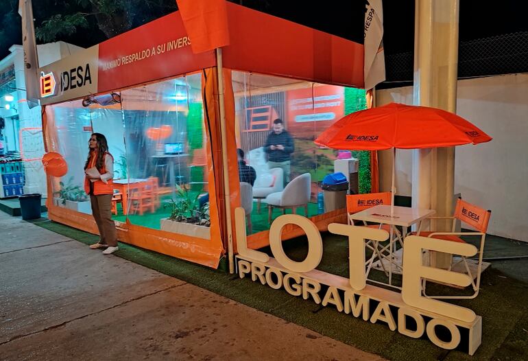 Stand de IDESA, donde hoy y mañana hay importantes beneficios y novedades para lograr un lote propio.