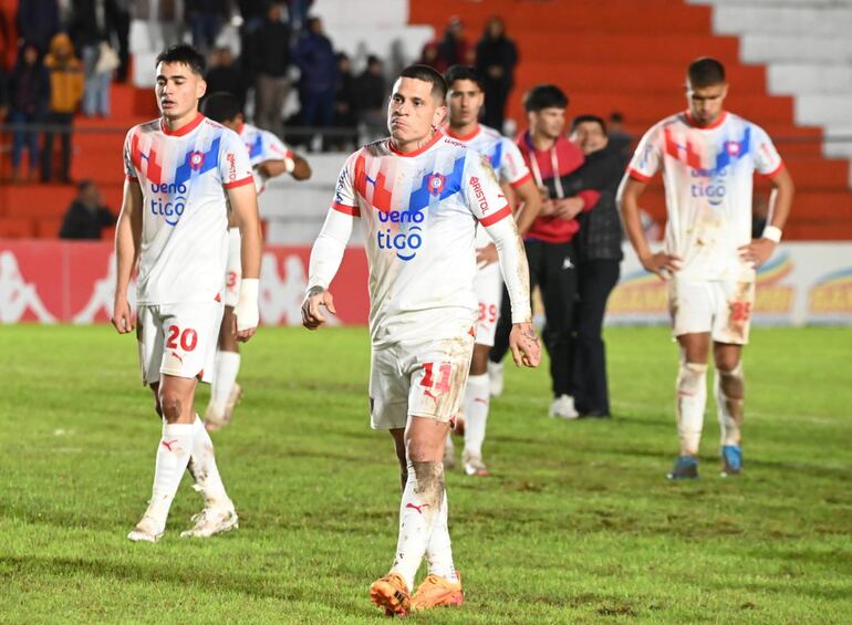 Los jugadores de Cerro Porteño dejan el campo de juego después de la derrota frente a General Caballero por la cuarta fecha del torneo Clausura 2024 del fútbol paraguayo en el estadio Ka'arendy, en Juan León Mallorquín.