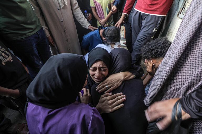 Familiares de un bebé fallecido en Deir al Balah, en el centro de la Franja de Gaza, durante el funeral este lunes.