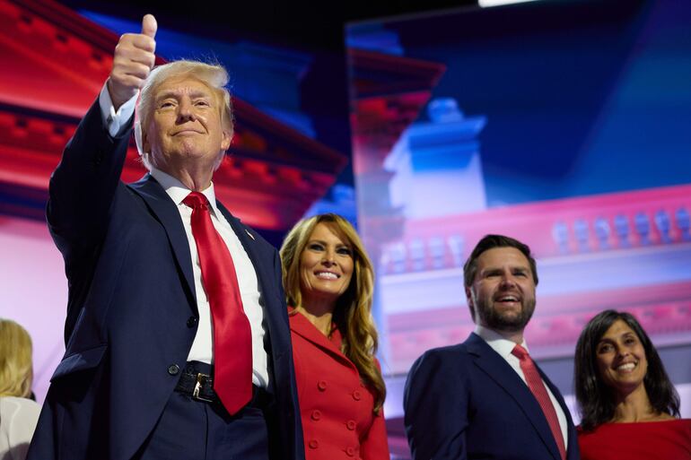 El expresidente y candidato republicano a la Casa Blanca, Donald Trump (i) junto a su esposa, Melania; y su compañero de fórmula presidencial, el senator James D. Vance (2do de la der.). Acompaña Usha Vance, esposa del aspirante a vicepresidente.