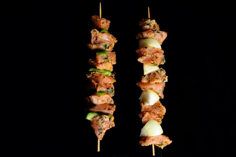 Brochetas de pollo.