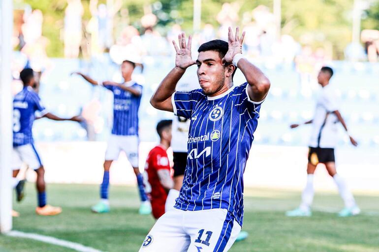 Luis Ortiz, futbolista de Sol de América, celebra un gol en el partido frente a Guaraní por el fútbol paraguayo en el estadio Luis Alfonso Giagni, en Villa Elisa.