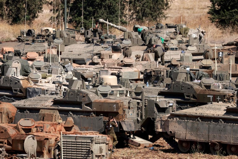 Tanques de la defensa de Israel apostados en la frontera norte, en los límites con Líbano.