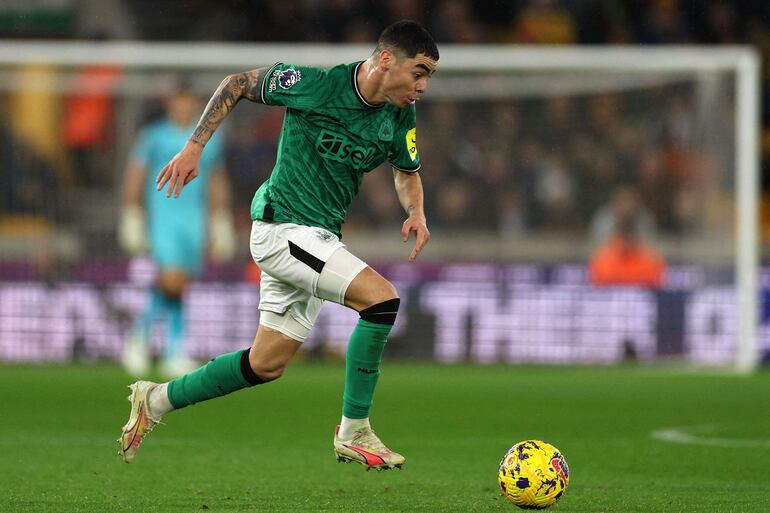 El mediocampista paraguayo #24 del Newcastle United, Miguel Almirón, corre con el balón durante el partido de fútbol de la Premier League inglesa entre Wolverhampton Wanderers y Newcastle United en el estadio Molineux de Wolverhampton, en el centro de Inglaterra, el 28 de octubre de 2023.