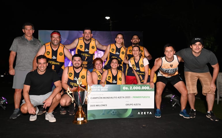 Los integrantes del Grupo TLV de la empresa Núcleo S.A. campeones en la vóley mixto.