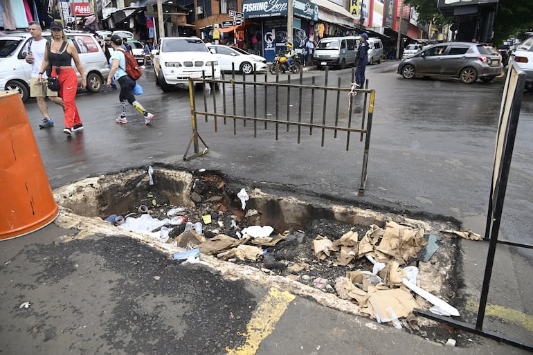 Este enorme bache sobre la avenida Luís María Argaña es una verdadera trampa mortal en días de lluvia.