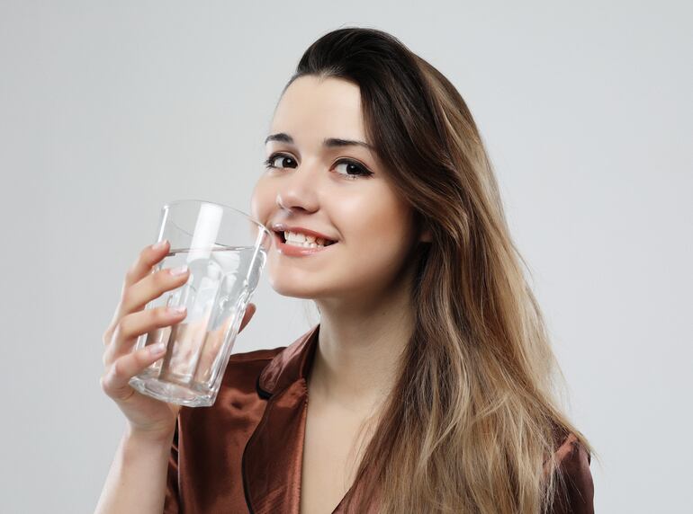 No espere a sentir sed para beber un vaso de agua.