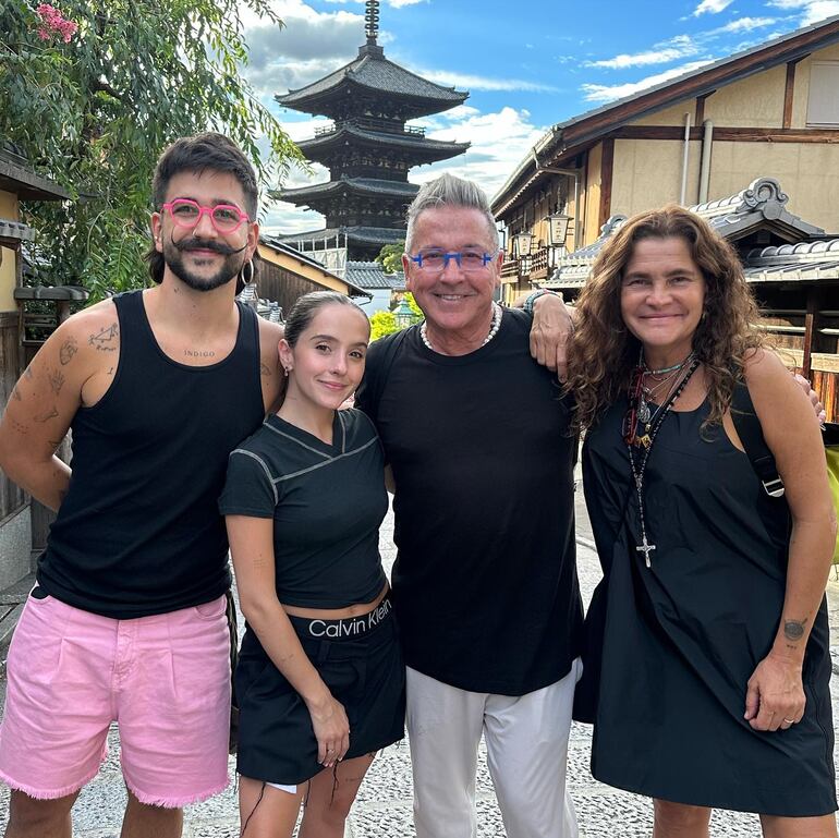 ¡Japón en familia! Camilo, Evaluna, Ricardo Montaner y Marlene Rodríguez.