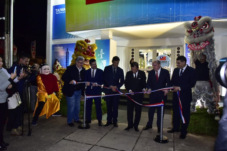 Imagen de la inauguración del Pabellón de Taiwán, en la 40 edición de la Expo 2023. El embajador, Dr.  José Han y autoridades nacionales e invitados, al momento del corte de cinta