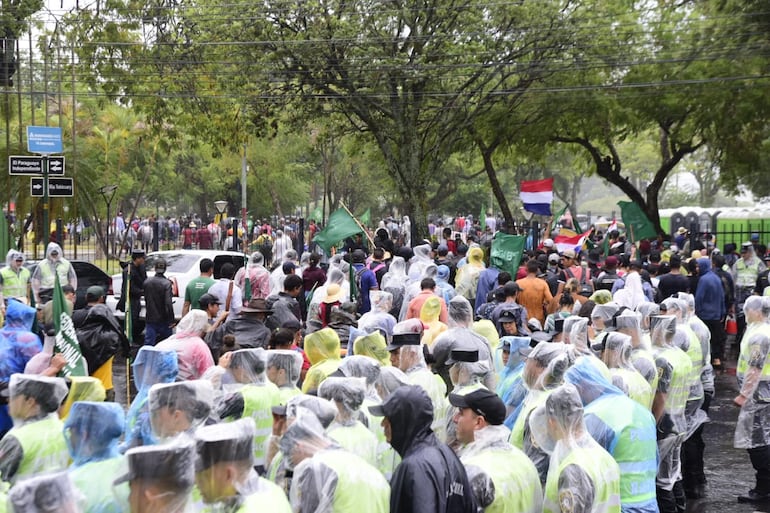 Una importante dotación policial se desplegó en el marco de la marcha campesina.