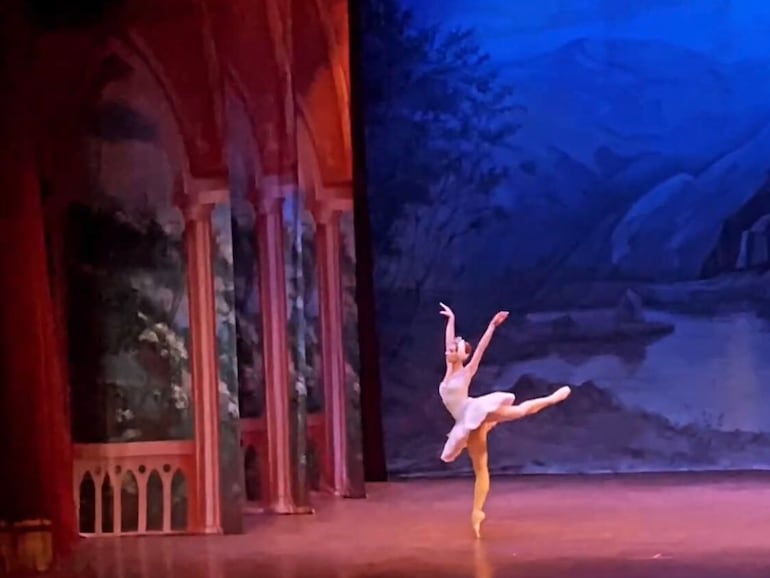 "El lago de los cisnes" volvió de la mano del Ballet de San Petersburgo, que ofreció una puesta dancística óptima, pero en medio de escenografía y vestuarios no tan deslumbrantes.