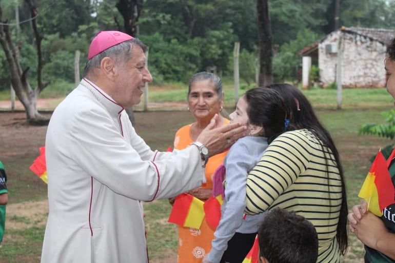 Mons. Valenzuela inició su visita pastoral en Eusebio Ayala dónde admiró el trabajo de los curtiembreros