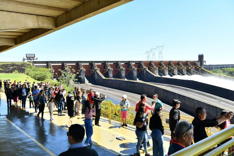 El agua que derraman por el canal izquierdo del vertedero de la represa de Itaipú solo es posible en tiempos de muchas lluvias, de lo contrario se constituirá en costoso derroche de energía.
