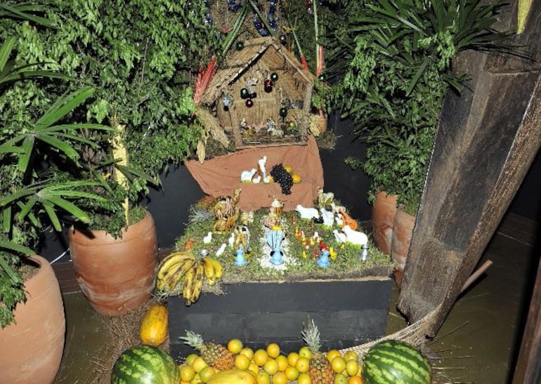 Las frutas de estación o de barro acompañan el pesebre paraguayo para atraer la abundancia. 