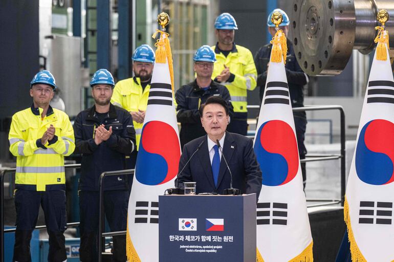 El presidente de la República de Corea, Yoon Suk Yeol (C).