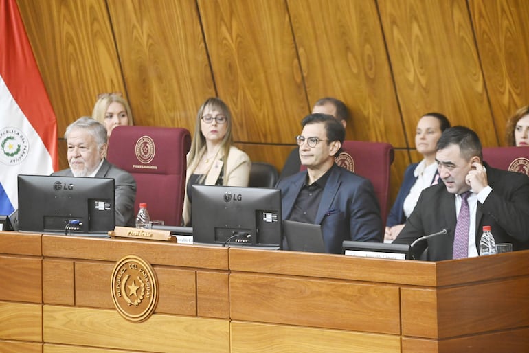 Dr. Jorge Brítez, presidente del IPS; senador Silvio "Beto" Ovelar, vicepresidente de la Comisión Bicameral de Presupuesto; y Ramón Duette, director general de la referida comisión.                                                                                                                                                                                                                                                                            ..