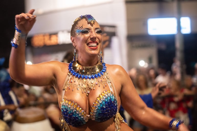 Una artista participa en el Desfile Inaugural del Carnaval de Montevideo, este jueves en Montevideo (Uruguay). Brilloso como la purpurina de sus maquillajes y pícaro como su eterno dios Momo, el carnaval conocido como "el más largo del mundo" volvió a decir presente en la principal avenida de la capital uruguaya, donde lució sus atributos con un Desfile Inaugural cargado de baile, canto, humor y colorido.