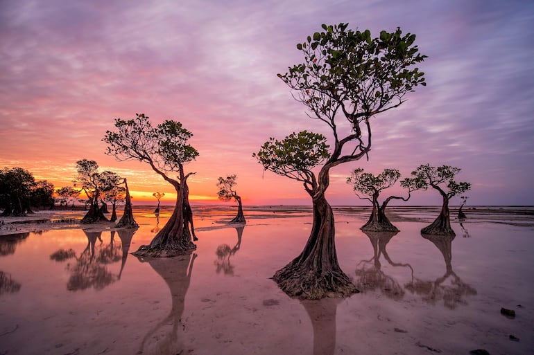 Puesta de sol en la playa de Walakiri, isla de Sumba, Nusa Tenggara Timur, Indonesia.