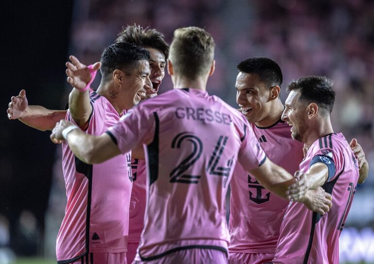 El paraguayo Diego Gómez (seg. de der. a izq.), futbolista del Inter Miami, celebra un gol en el partido frente al Nashville por la revancha de los octavos de final de la Liga de Campeones de la Concacaf en el Chase Stadium, en Fort Lauderdale, Florida,