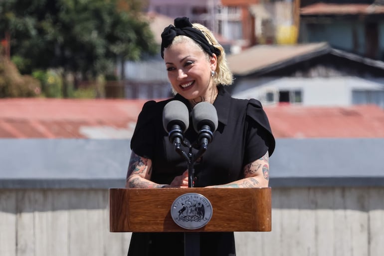 La artista Mon Laferte, habla durante la inauguración de la exposición "Te amo, Mon Laferte Visual" este martes, en el Parque Cultural de Valparaíso (Chile). Mon Laferte fue designada como embajadora cultural de Valparaíso en un simbólico homenaje celebrado en la ciudad porteña en el que participó el presidente chileno, Gabriel Boric.