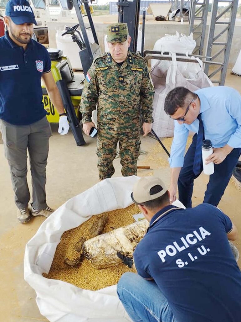 El comisario general César Silguero dirige la extracción de cocaína de las bolsas con soja..