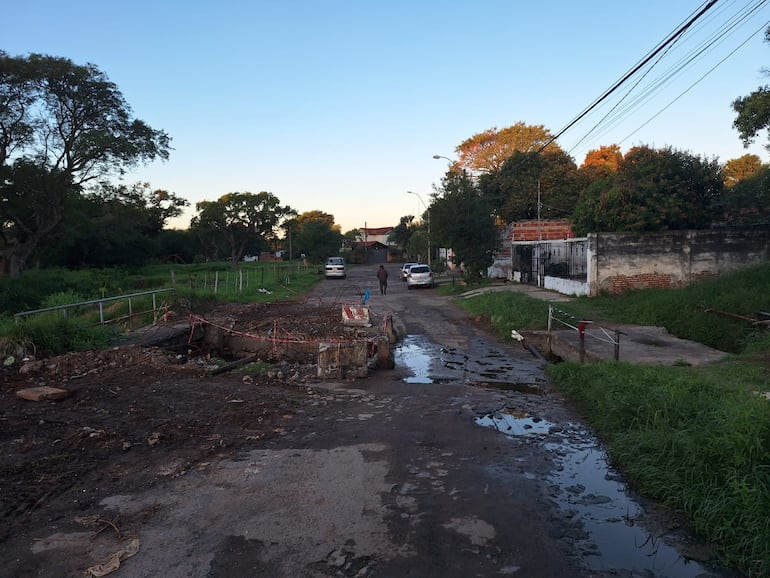 Puente caído desde hace más de un año en el barrio Itay de Asunción.