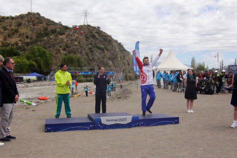 Leonardo Curcel, celebrando la medalla de bronce para el Team Paraguay en los Juegos Panamericanos.