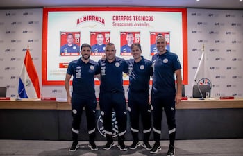 Aldo Pedro Duscher (segundo de la izquierda) encabeza el cuerpo técnico de la Albirroja Sub 20, teniendo como asistente a Diego Gavilán.