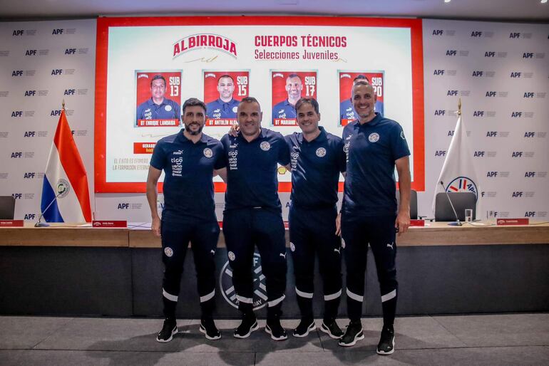 Aldo Pedro Duscher (segundo de la izquierda) encabeza el cuerpo técnico de la Albirroja Sub 20, teniendo como asistente a Diego Gavilán.