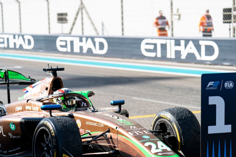 Joshua Duerksen se ubica frente al cartel con el N° 1, como ganador de la carrera principal ayer en el circuito Yas Marina, en Abu Dabi, cerrando una temporada histórica.