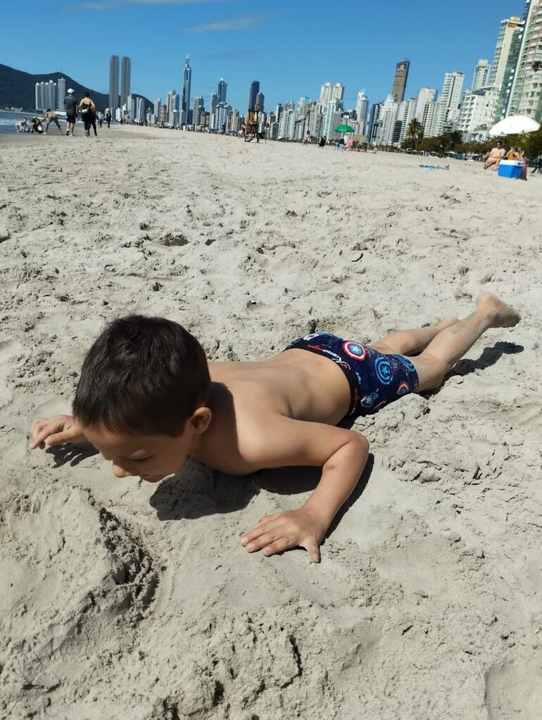 El pequeño "Niki" tras lanzarse a la arena, muy cerca del mar. (gentileza).