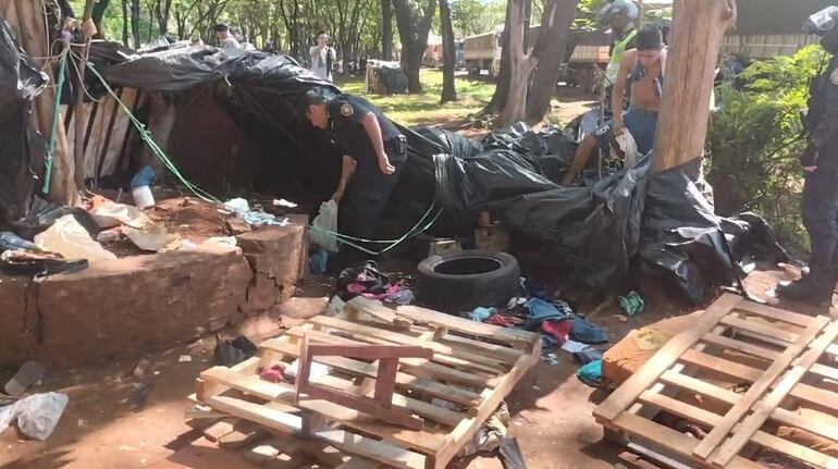 La policía intervino el campamento de adictos e indigentes y procedió a desmantelar las carpas levantadas.