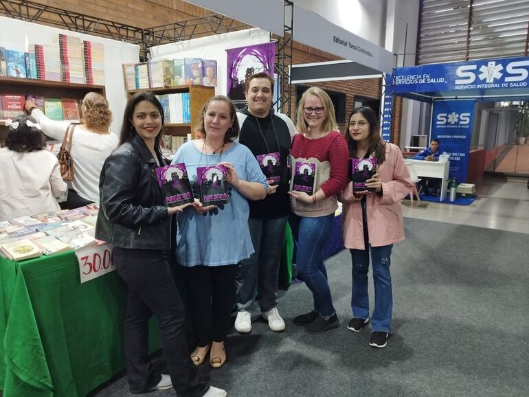 Cinco de los 11 autores del libro “La oscura herencia de Mbyja’aty” en la libroferia de Encarnación.