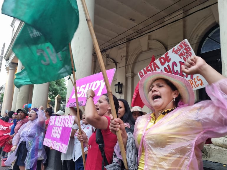 Mujeres marcharon en el #25NPY a pesar de la lluvia