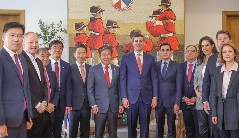 Santiago Peña (c) junto a Yoon Sang-jick, a su der. exministro de industria coreano y el embajador de Corea, Chan-sik Yoon (5° de izq.). Fue ayer en la residencia del próximo mandatario.