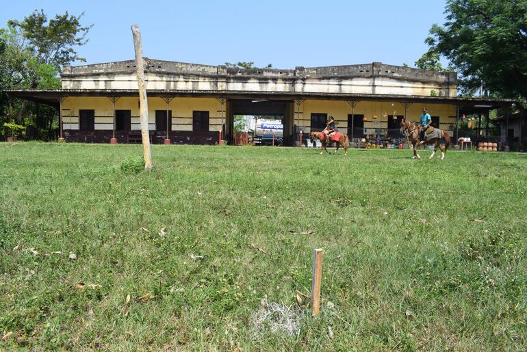 En esta imagen se observa una estaca colocada por los topógrafos en pleno predio de la exestación del tren en Areguá. A unos 20 metros está el Castillo Carlota Palmerola, ambas estructuras fueron declarados patrimonios culturales.